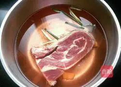 Illustration of how to make beef dumpling stuffing 1