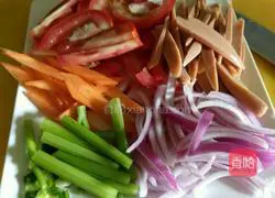Illustration of how to make fried noodles with tomatoes and onions 2