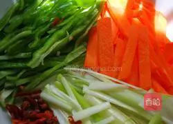 Illustration of making braised noodles with fungus, carrot and bacon 3