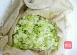 Illustration of how to make leftover cabbage and pork buns 2