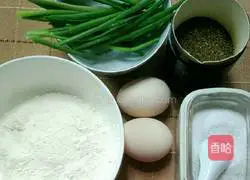 Illustration of how to make egg and green onion cake 1