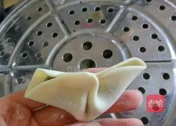 Illustration of how to make leek and pork dumplings 8