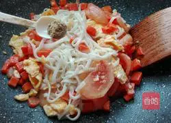 Illustration of how to make carrot and egg fried noodles 9