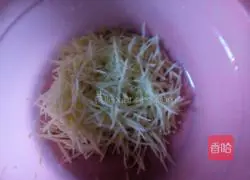 Illustration of how to make shredded potato pancakes 1