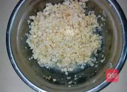 Illustration of how to make pork and mushroom dumplings 3