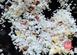 Illustration of how to make fried rice with eggs, ham and sausage 3