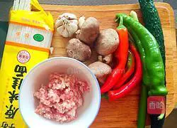 Illustration of how to make hot minced pork noodles 1