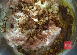 Illustration of how to make celery meat dumplings 4