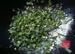 Illustration of how to make shrimp, pork and vegetable fried rice 10