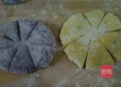 Illustration of how to make Sunflower Buns 11