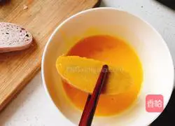 Illustration of how to make golden steamed bun slices 4