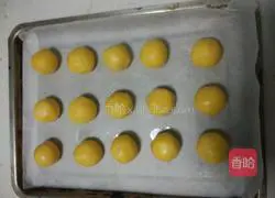 Illustration of how to make shortbread with custard and strawberry jam 5