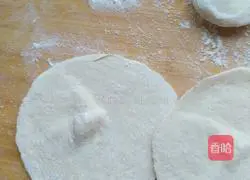 Illustration of how to make steamed buns with melon and chives 13