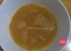 Illustration of how to make egg steamed bun slices 4