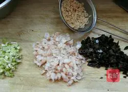 Illustration of how to make shrimp and cabbage buns 5
