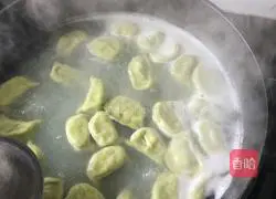 Illustration of how to make pork, carrot and green dumplings 7