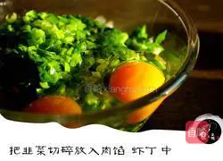 Illustration of how to make three fresh dumplings 4