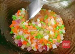 Illustration of how to make pineapple colorful fried rice 15