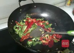 Illustration of how to make fried noodles with double pepper and egg 6
