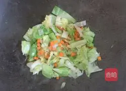 Illustration of how to make cabbage and egg fried rice 3