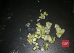 Illustration of how to make seafood, egg and vegetable fried rice 2