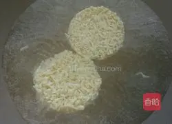 Illustration of how to make fried noodles with eggs 1