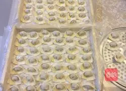 Illustration of how to make mushroom and chive wontons 5