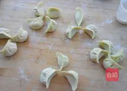 Illustration of how to make green noodle fish and celery dumplings 3