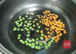 Illustration of how to make fried rice with peas and shrimps 2