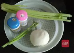Illustration of how to stir-fry pepper-flavored steamed buns 1