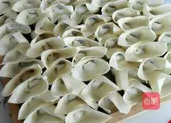 Illustration of how to make leek and pork wontons 11