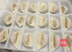 Illustration of how to make celery and pork dumplings 10