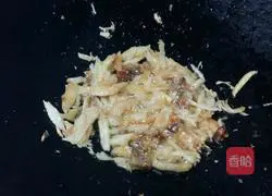 Illustration of how to make salted fish and chicken fried rice 3