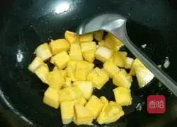 Illustration of how to make cumin-fried steamed buns 11