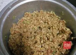 Illustration of how to make pork and lotus root dumplings 7