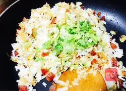 Illustration of how to make fried rice with clam meat and sausage 7