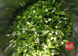 Illustration of how to make dumplings stuffed with chives and chicken 2