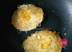 Illustration of how to make noodles, ham and omelette 9