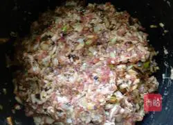 Illustration of how to make large wontons stuffed with mushrooms and meat 3