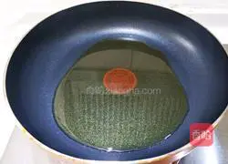  Illustration of how to make fried rice with diced lettuce, carrot and pork 5