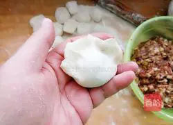 Illustration of how to make mutton and green onion dumplings 5