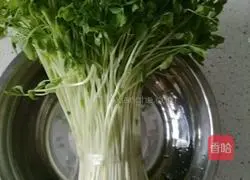 Illustration of how to make stomach-warming seafood pea sprout wontons 2