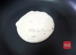 Illustration of how to make cinnamon black sesame waffles 3