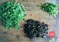 Illustration of how to make dumplings stuffed with chives and fungus 4