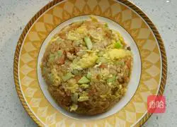  Illustration of how to make fried rice with pickled mustard, ham, sausage and eggs 4