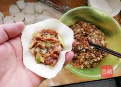 Illustration of how to make mutton and green onion dumplings 4