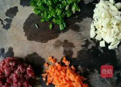 Illustration of how to make curry beef and egg fried rice 4