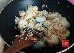 Illustration of how to make carrot, egg and ham fried rice 4