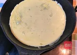 Illustration of how to make egg roll pancake 3