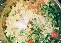 Illustration of how to make corn, carrot and pork dumplings 9